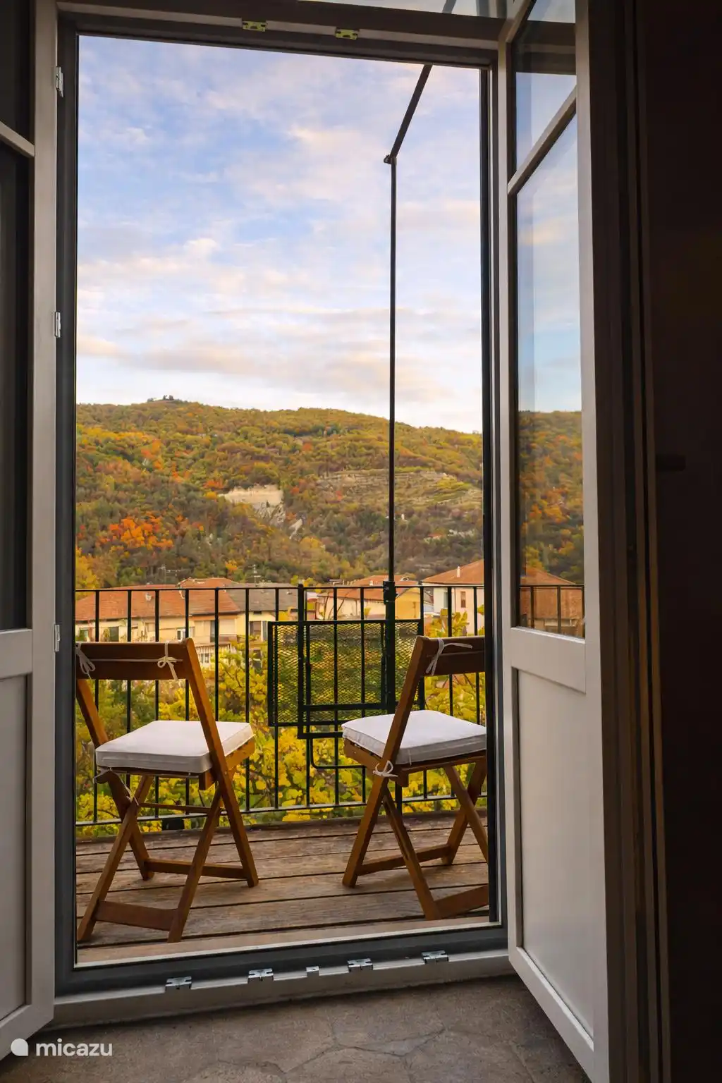 Het uitzicht over het dorp met avondzon.