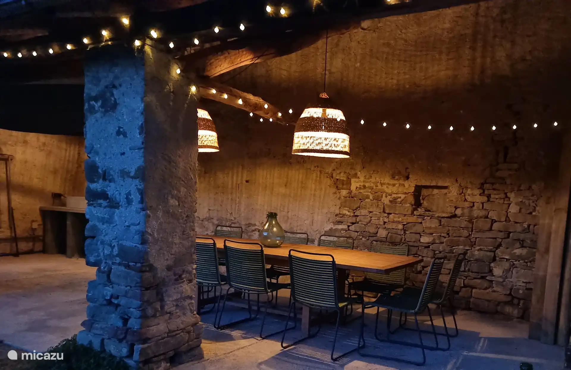 De ruime buitenkeuken gelegen op het hoogste punt. Het laatste avondlicht valt hier. Uiteraard met houtgestookte pizza-oven, water en licht. 