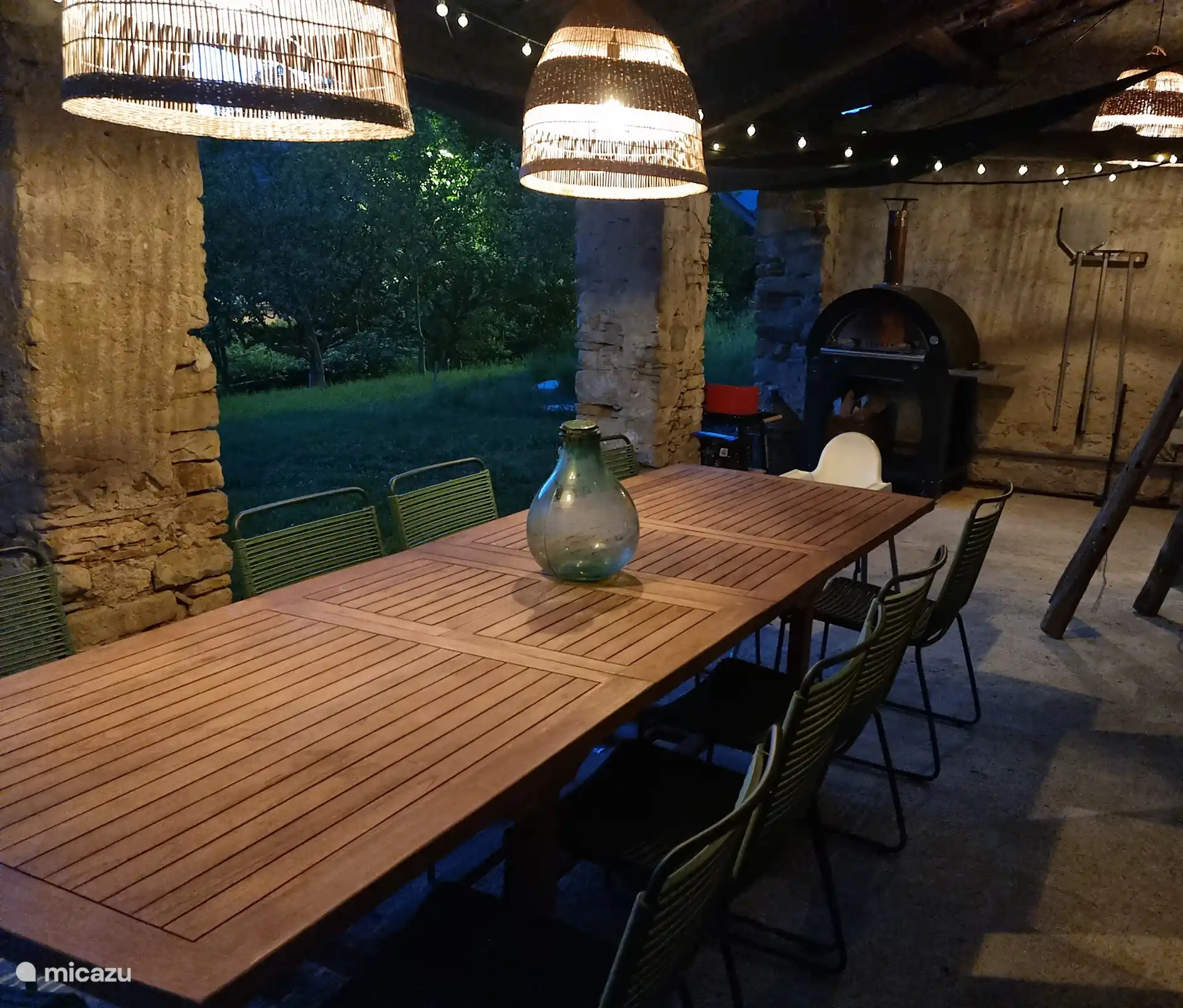 De ruime buitenkeuken gelegen op het hoogste punt. Het laatste avondlicht valt hier. Uiteraard met houtgestookte pizza-oven, water en licht. 