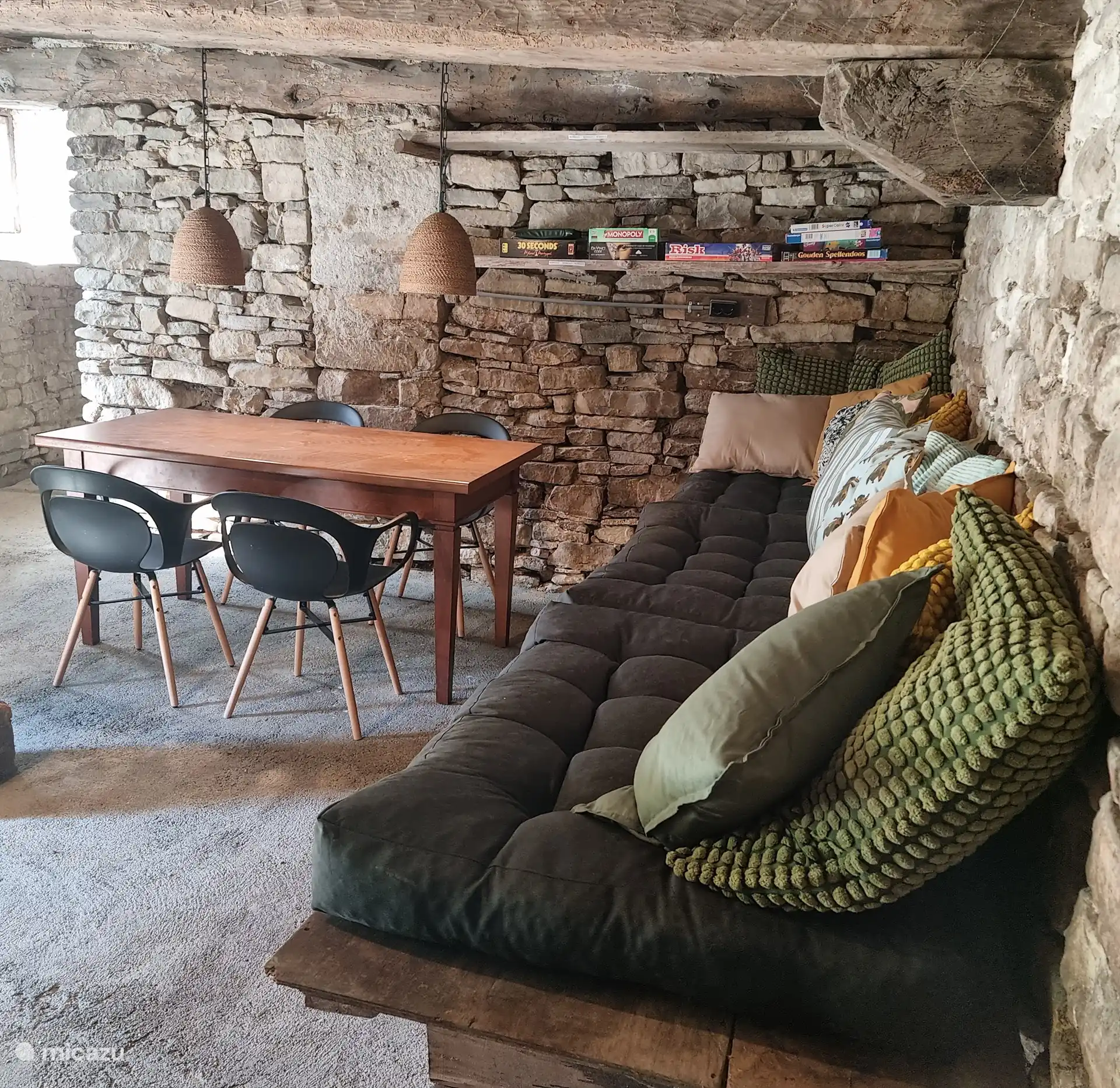Recreatieruimte in de kelder - direct toegankelijk vanuit de tuin en vanuit het huis. Tafel voor diverse (aanwezige) spelletjes en een day-bed om af te koelen tijdens de heetste momenten van de dag.