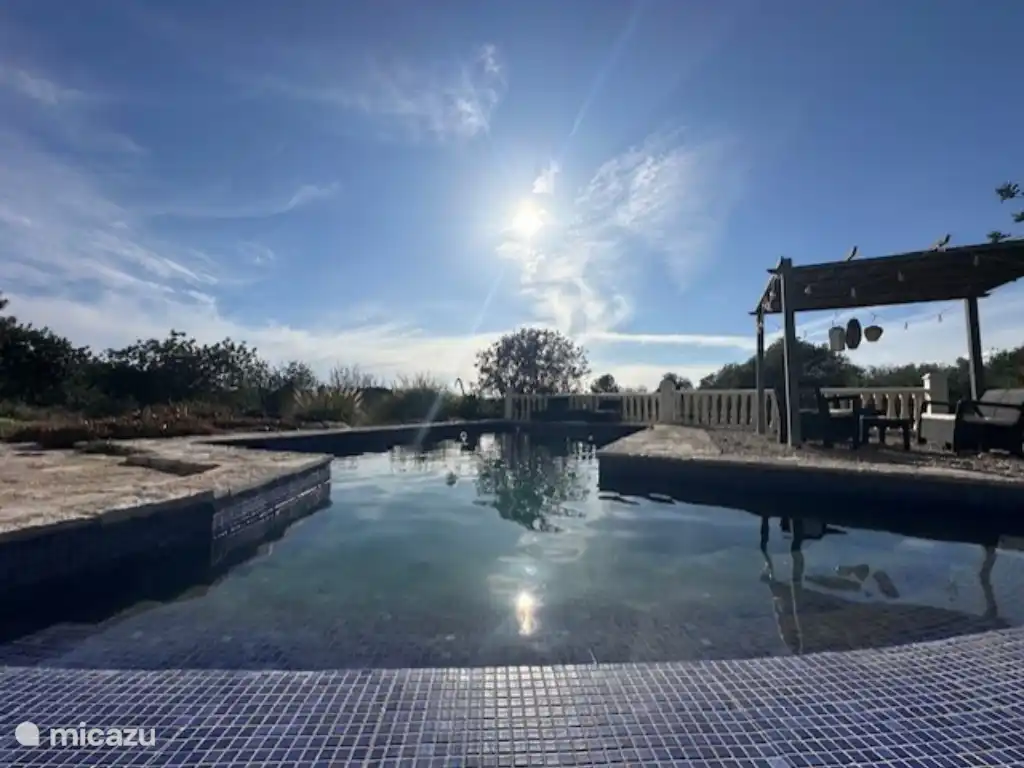 Fuyez l’agitation et profitez de notre piscine. Parfait pour une escapade romantique, un après-midi relaxant en famille, ou simplement pour se détendre.