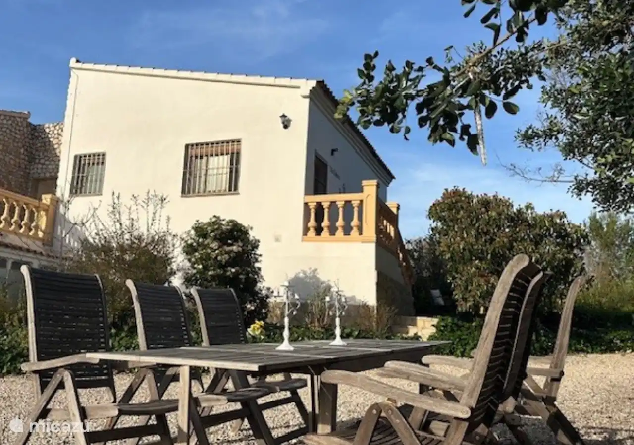 Front view & garden of the holiday home