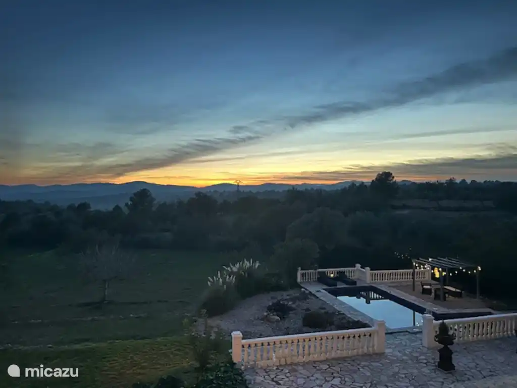 De zon verdwijnt langzaam achter de bergen. Ontspan, geniet van het uitzicht en beleef het ultieme vakantiegevoel bij ons verblijf ???