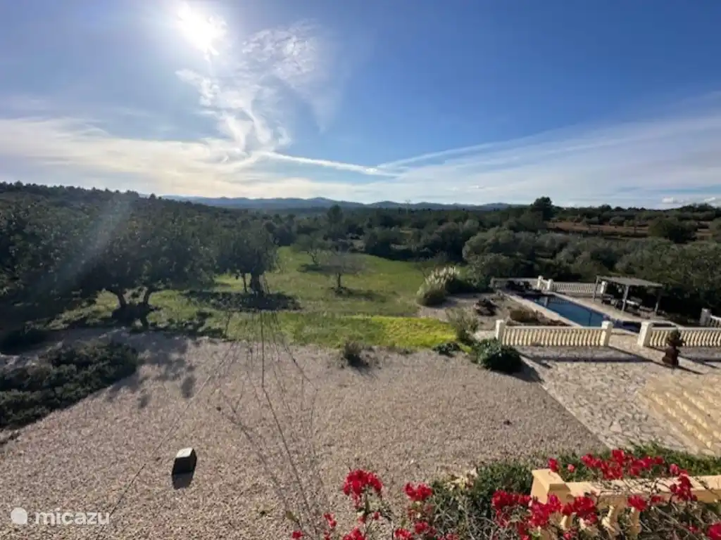 La vue et le jardin qui l’accompagne, où l’on peut se promener et jouer. Le terrain fait 14 000 m2.