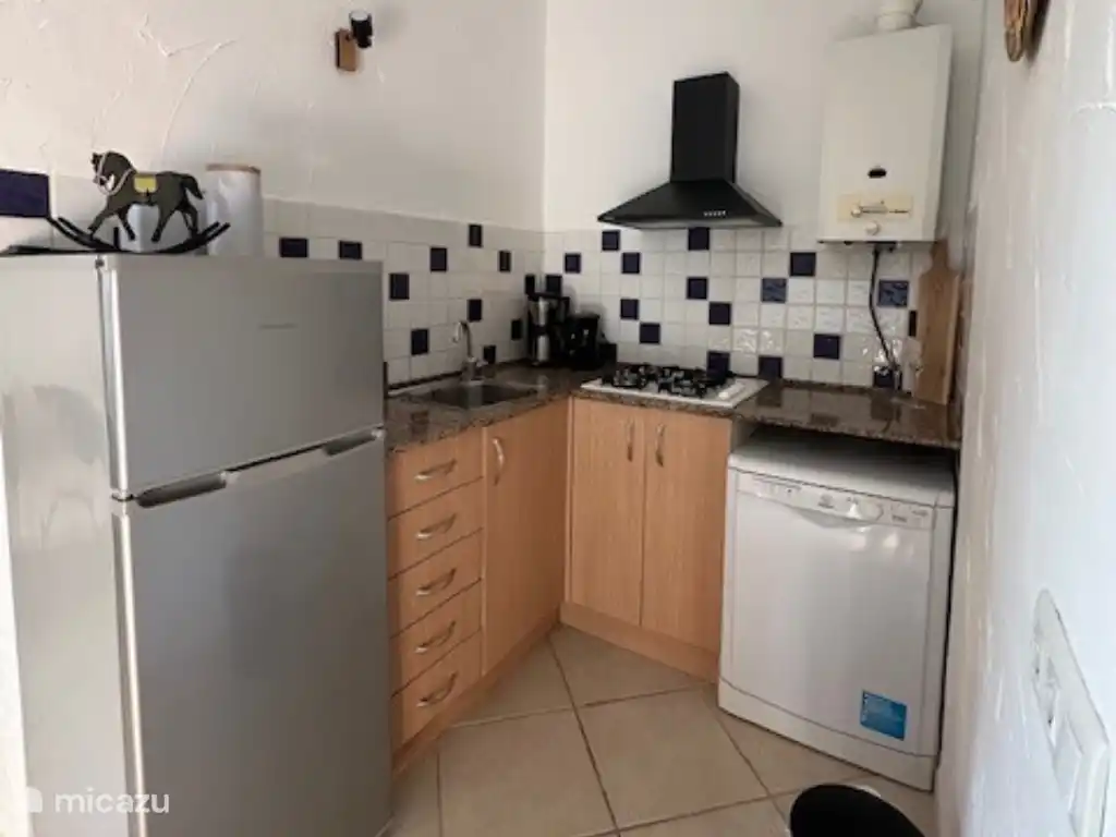 La petite cuisine compacte est entièrement équipée.