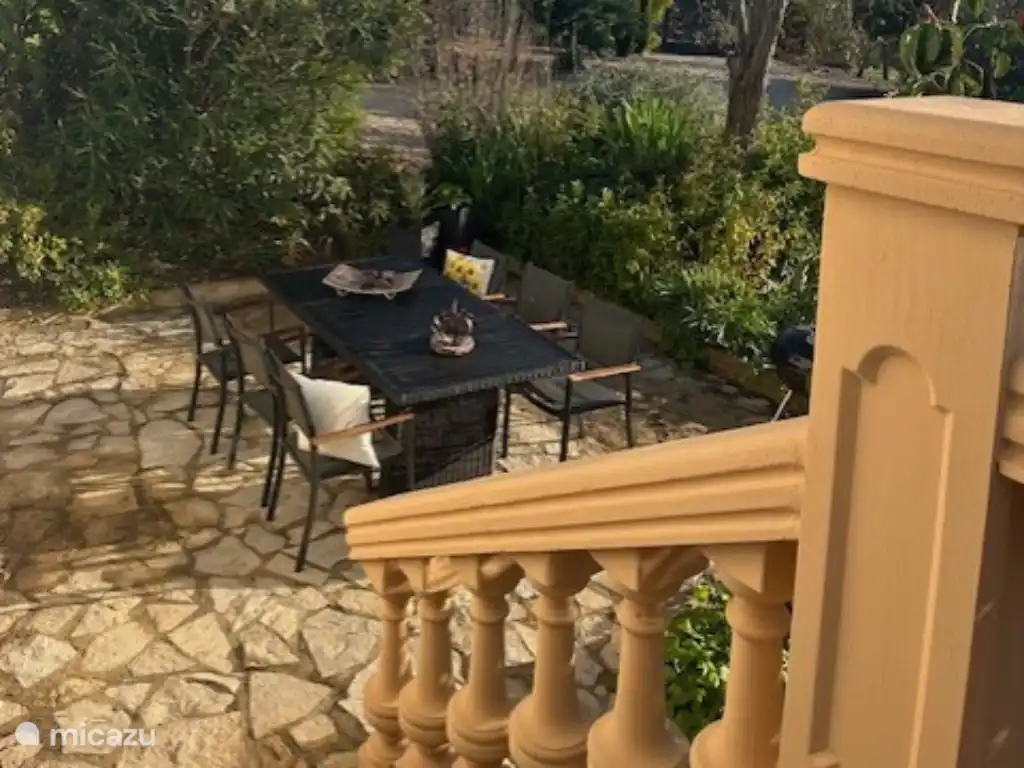 Petit-déjeuner, déjeuner et dîner sur la terrasse spacieuse et privée, dans le calme et l’intimité.