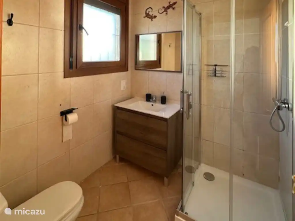 La salle de bain élégante est entièrement équipée et offre un confort optimal.