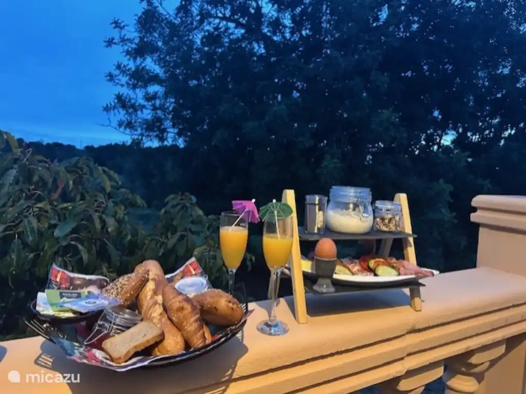 Savourez un délicieux petit-déjeuner dans une atmosphère détendue, exactement comme vos vacances sont censées être. Pour 12,50 par personne à la fois, ce prix sera livré à la maison de vacances.