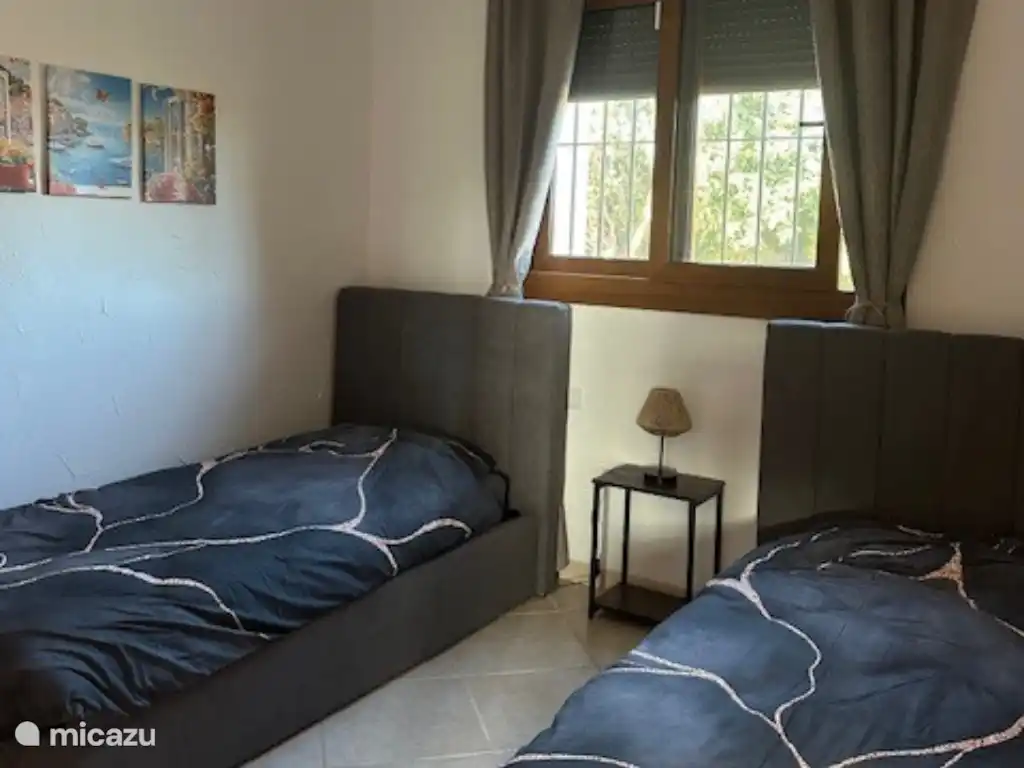 La chambre 2 propose également 2 lits simples, qui peuvent être poussés ensemble si besoin. Profitez de lits confortables avec matelas confortables pour une nuit de sommeil réparatrice.