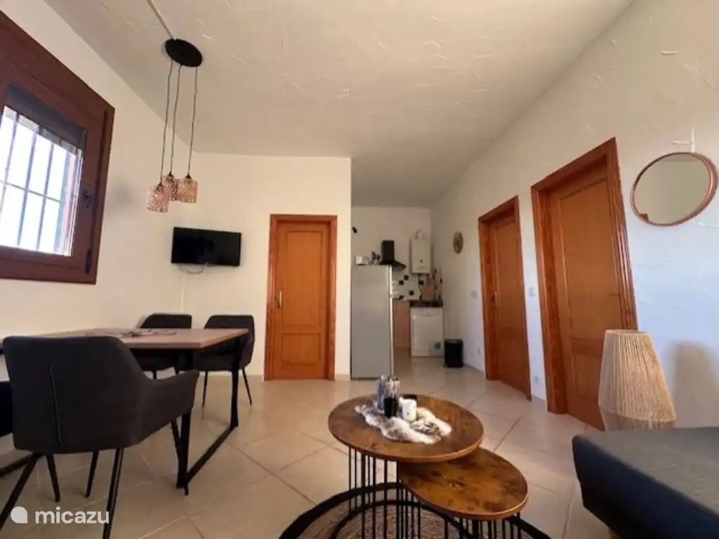 À côté du salon, vous trouverez la cuisine ouverte, entièrement équipée. Du réfrigérateur avec congélateur, de la cuisinière à gaz 4 pence, de la hotte extractrice, des assiettes, des couverts, etc., et aussi du lave-vaisselle.