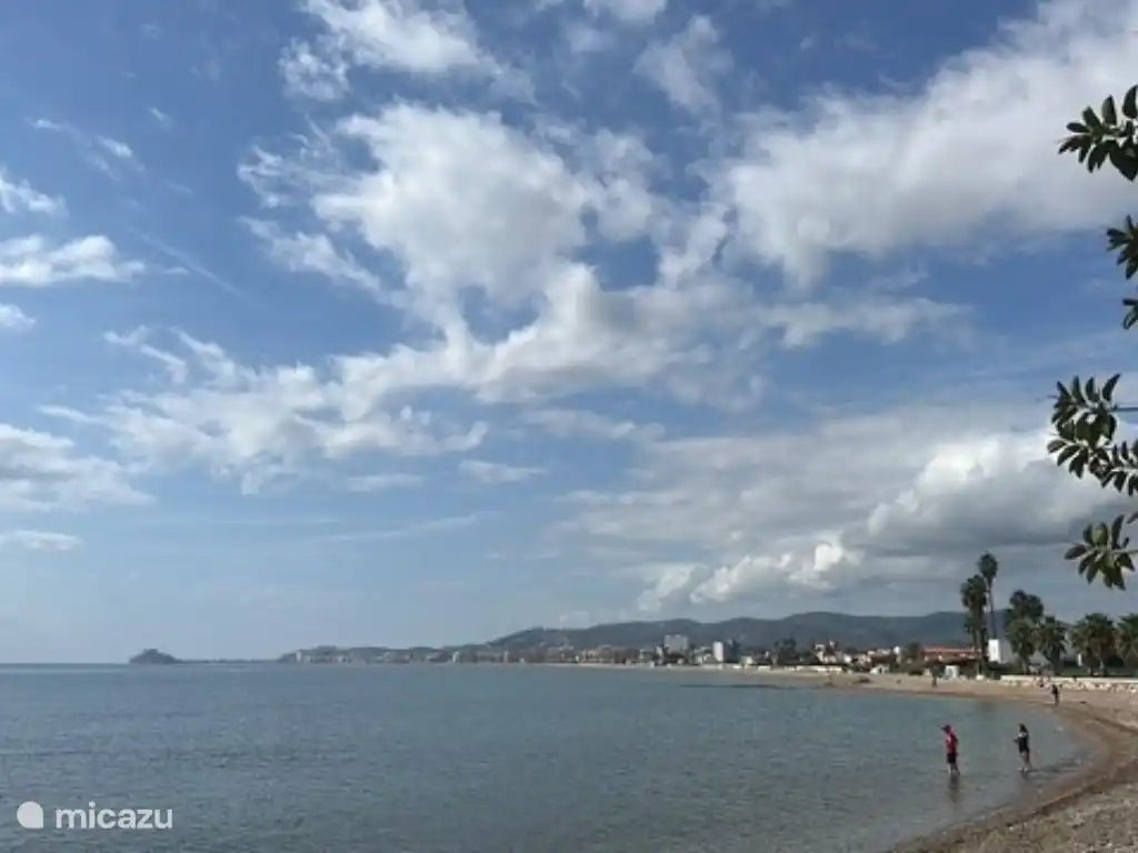 La plage de Benicarló en direction de Peñíscola offre paix, espace et de magnifiques vues le long de la côte.