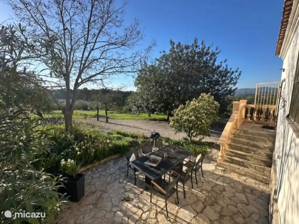 Terrasse privée ensoleillée avec barbecue. 