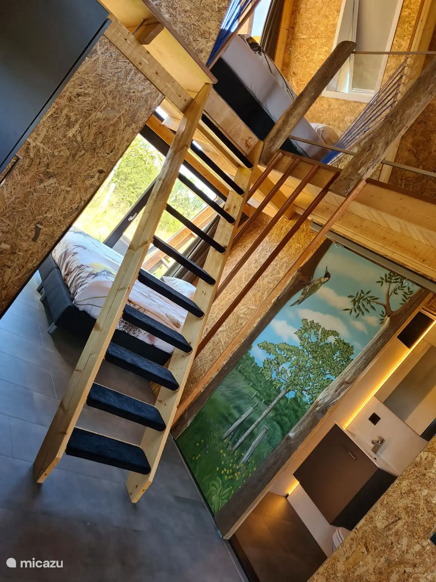 zicht op het slaapgedeelte , ook een inkijkje in de badkamer