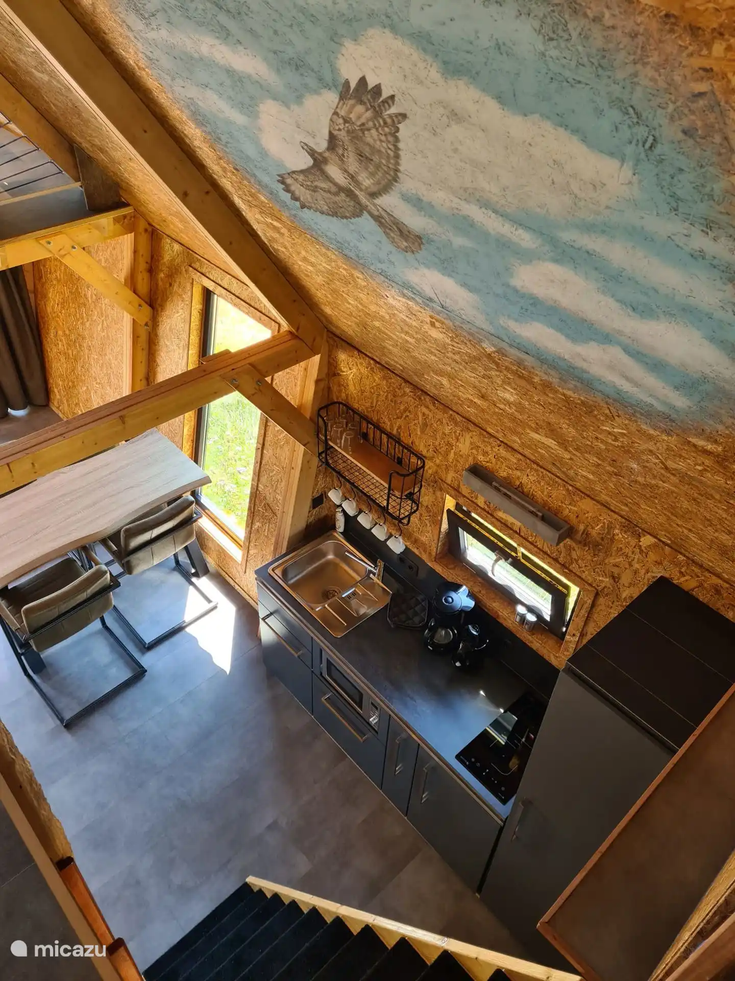 sfeerplaatje vanaf de slaapzolder met fraaie schildering van Buizerd