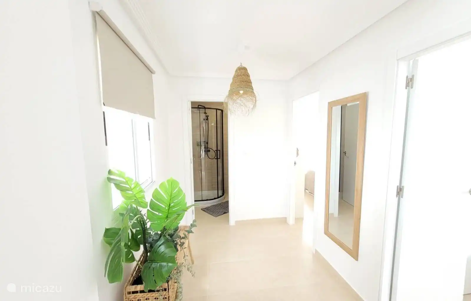 Couloir au rez-de-chaussée avec un grand miroir.