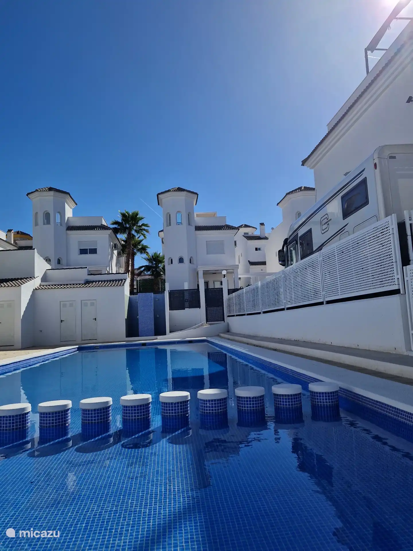 Une belle piscine avec une piscine séparée pour enfants. 