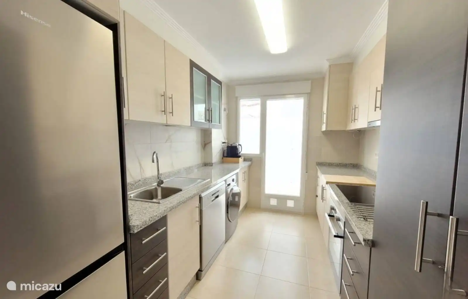 Une cuisine entièrement équipée avec un large choix d’ustensiles et de vaisselle.