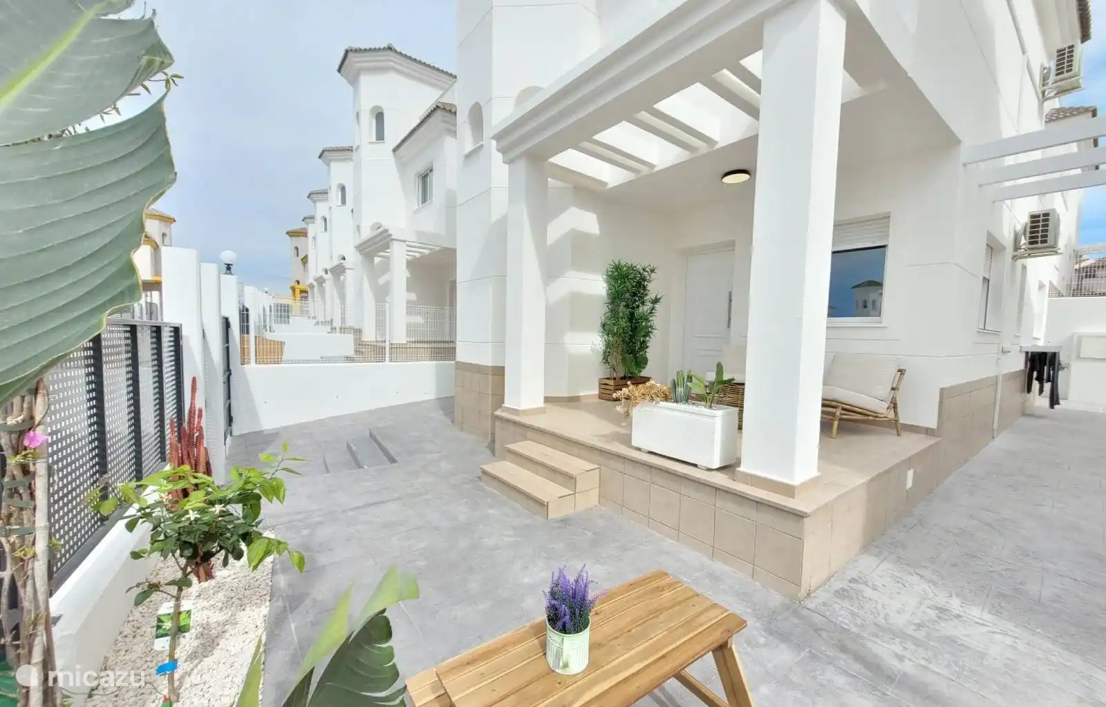 Terrasse et jardin à l’avant de la maison.