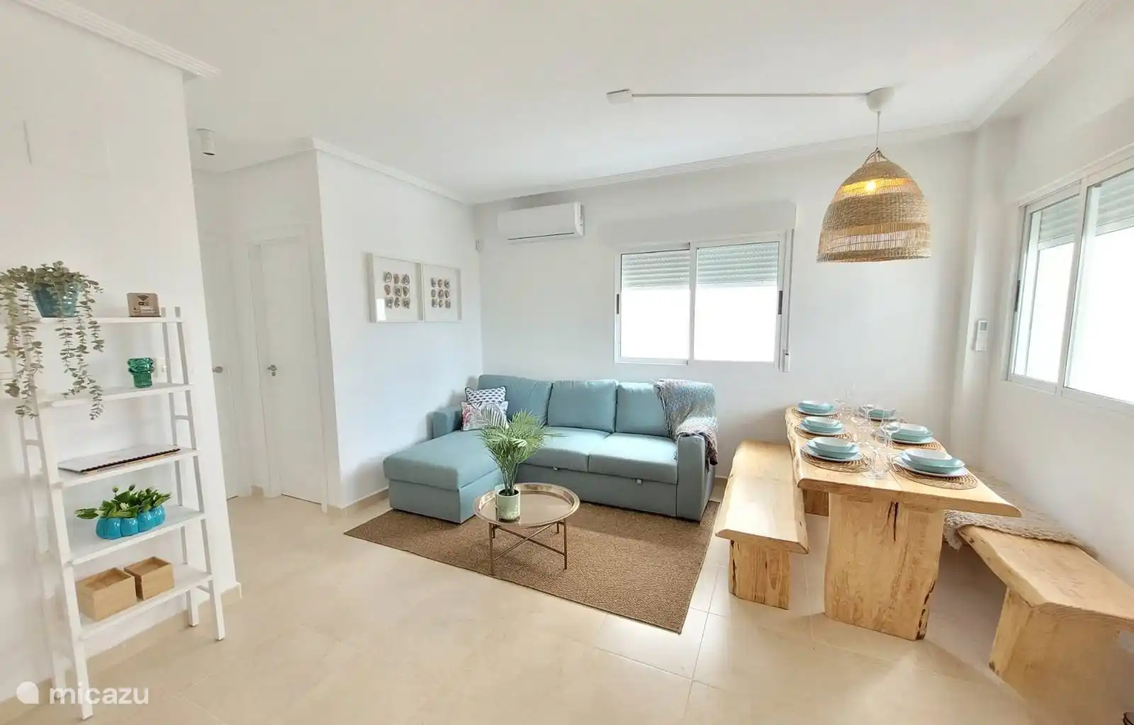 Salon avec table à manger et canapé-lit.