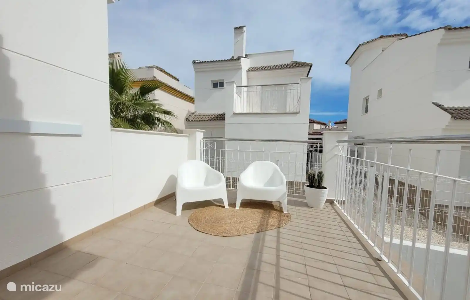 Terrasse adjacente à la chambre au rez-de-chaussée.