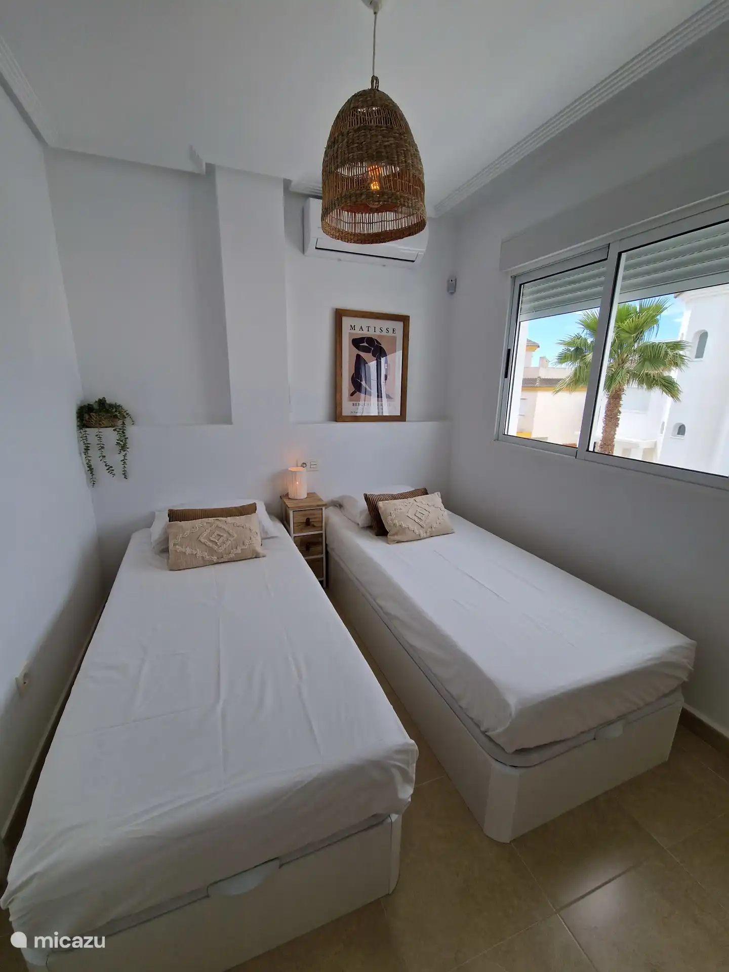 Chambre au rez-de-chaussée. Les lits peuvent être préparés en taille simple ou double. 