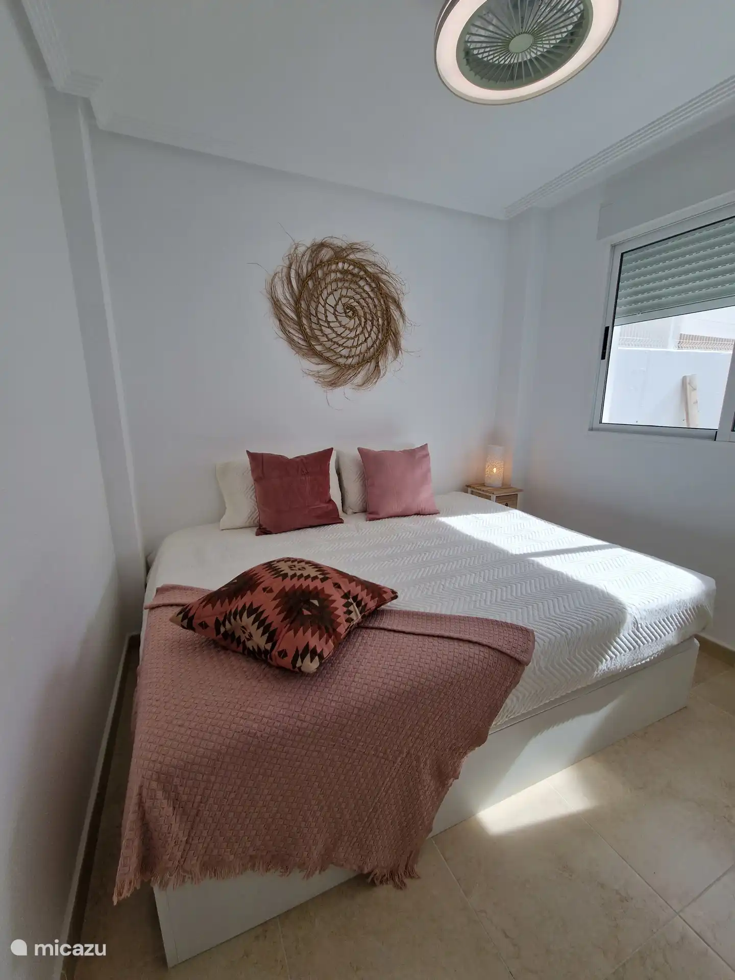 Chambre au rez-de-chaussée avec un lit double.