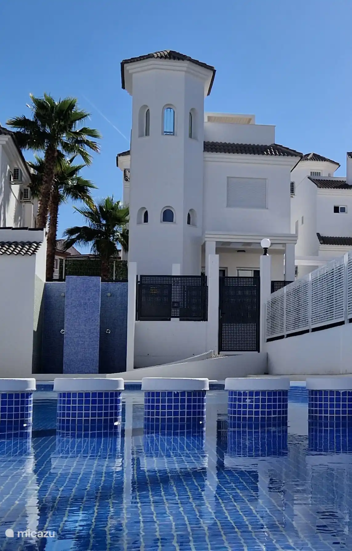 Piscine donnant sur notre propriété.