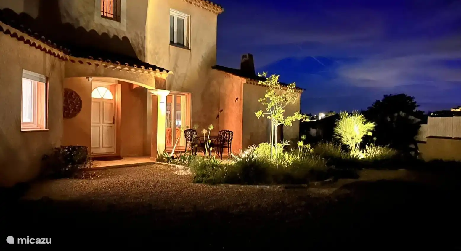 Voorkant Villa Fleur d' Amandier by night