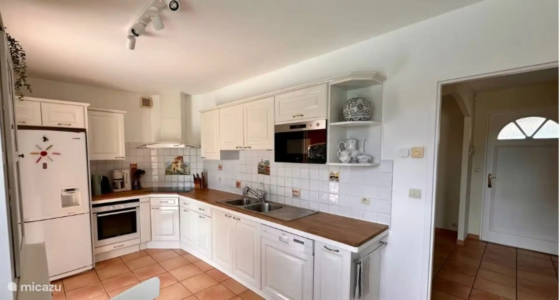 Geïnstalleerde keuken met eet- en kookgerei, toaster, waterkoker, koffieapparaat, oven, microgolfoven, ijskast, inductieplaten, en vaatwas...