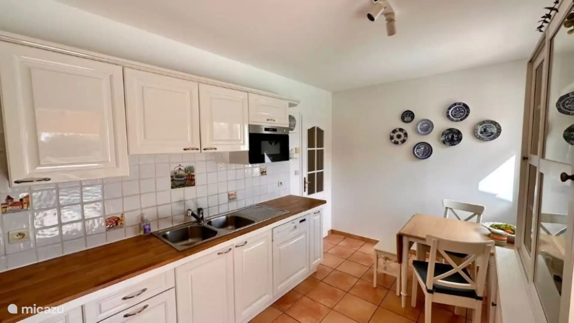 Knusse plaats om met twee personen te eten in de keuken