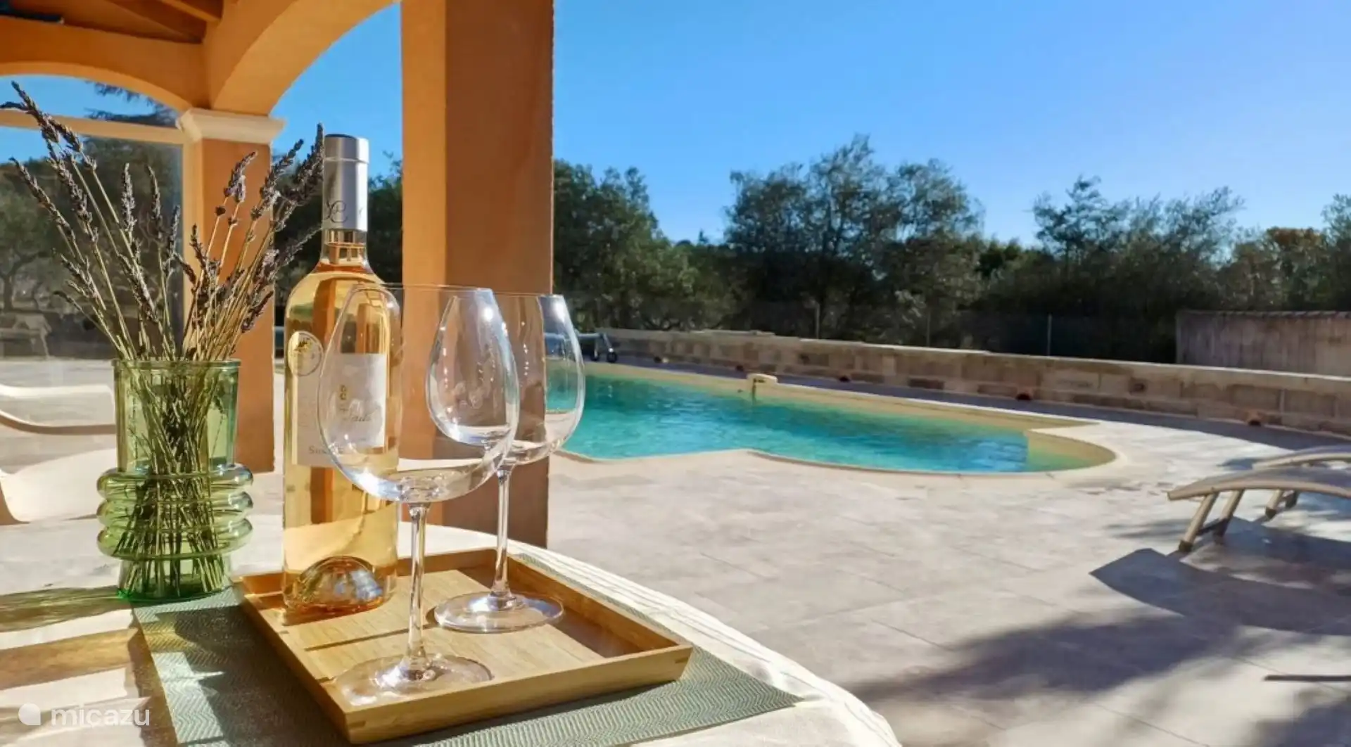 Overdekt buitensalon met zicht op zwembad