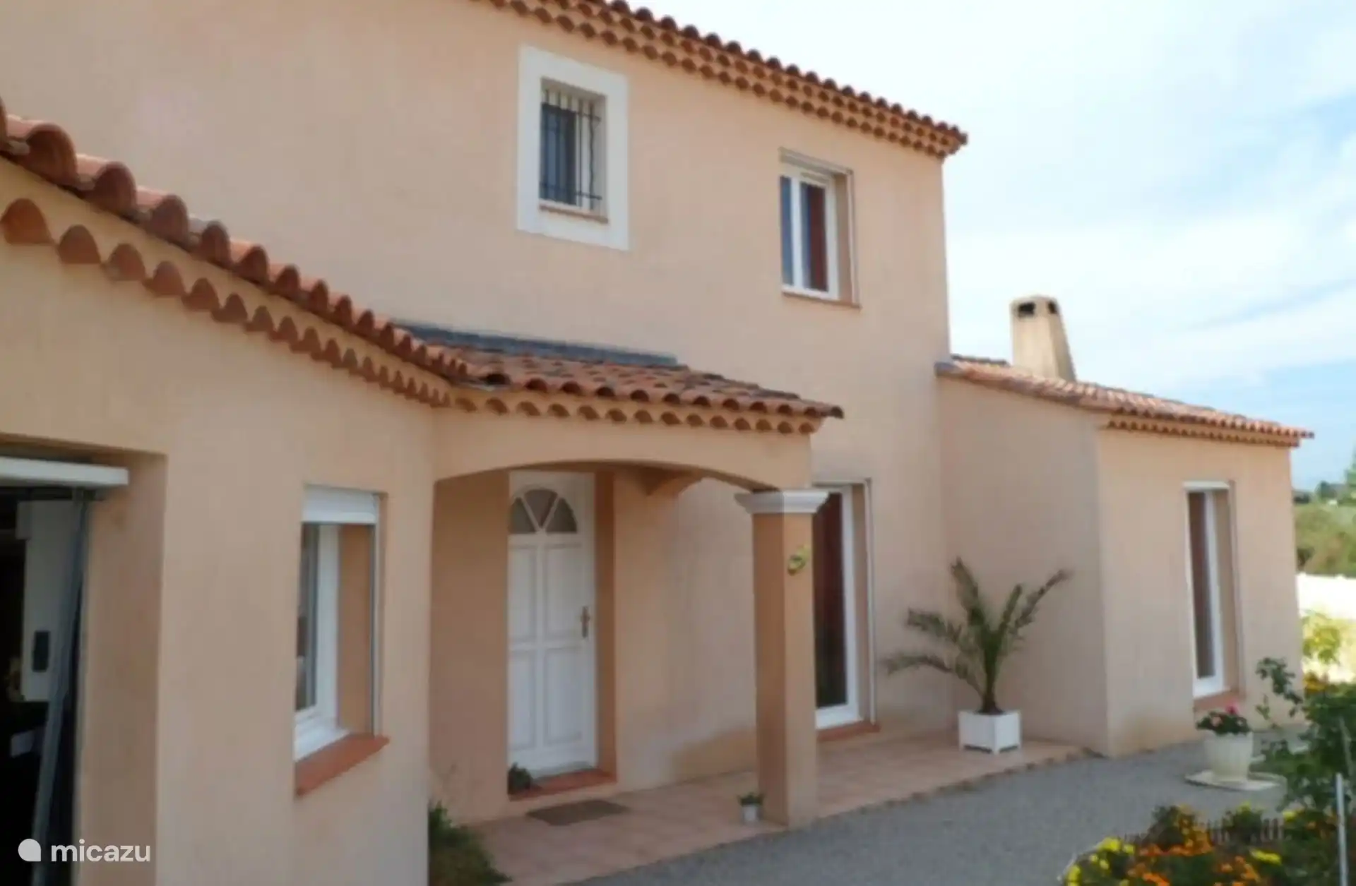 Een terras aan de noordzijde met zicht op de oude vestigingstad Régusse