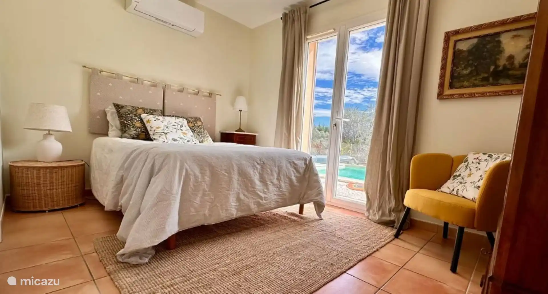 Rustieke slaapkamer op de begane grond, voorzien van airco met rechtstreekse toegang tot zonneterras en zwembad