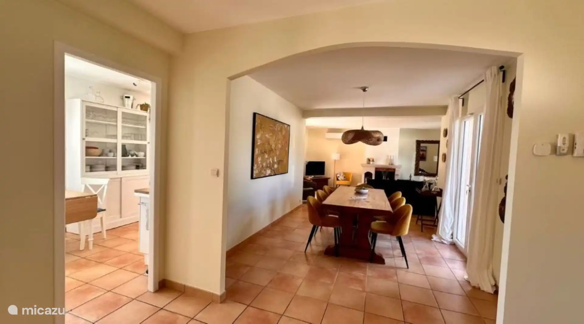 Keuken paalt aan de eetplaats