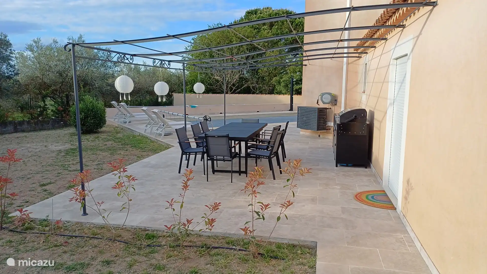 Pergola met buitenkeuken (met barbecue) en tafel voor 8 personen