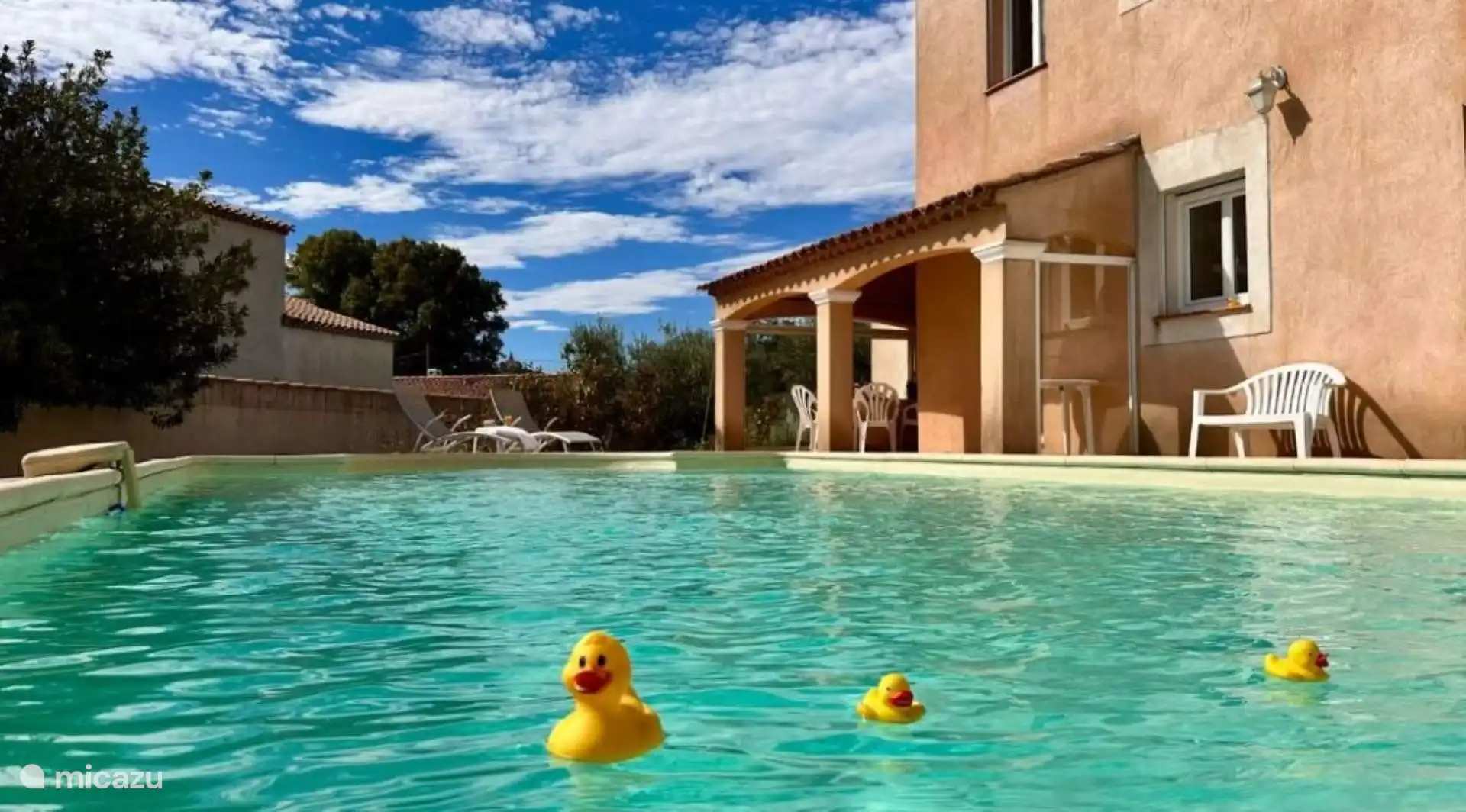 Volledig ommuurd terrein van circa 1000m2