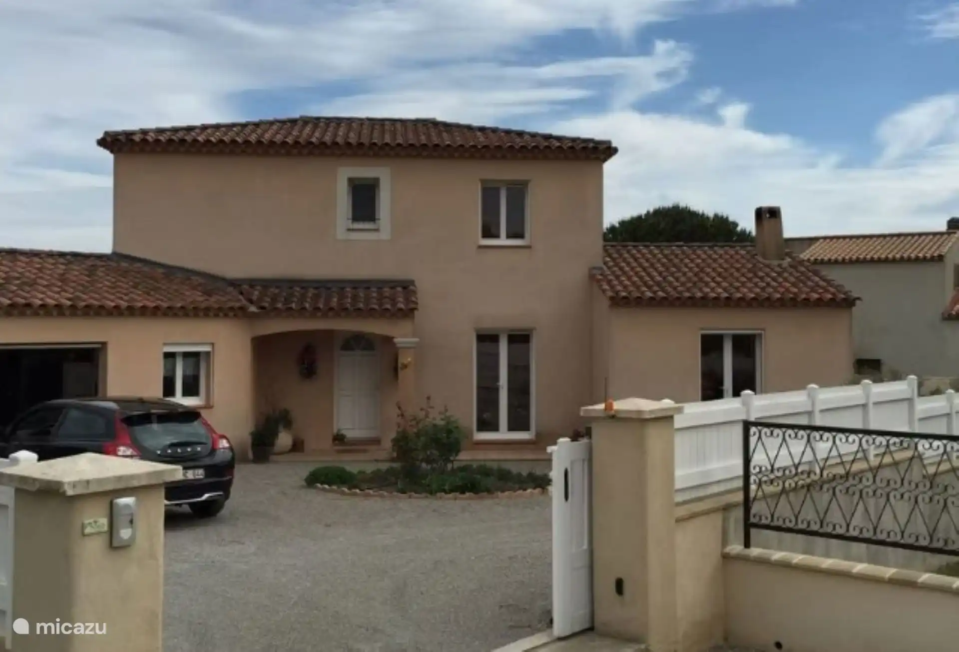 Aan de voorkant van de woning is er een parking voor circa 3 wagens. De tuin is volledig omheind en afgesloten met een automatische poort