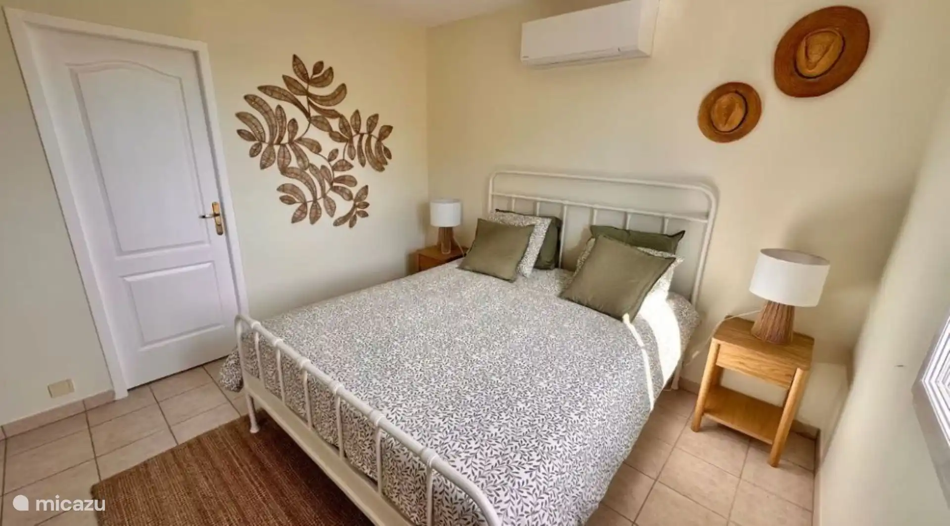 De rieten kamer bevindt zich ook op de verdieping voorzien van airco en een grote moderne kleerkast