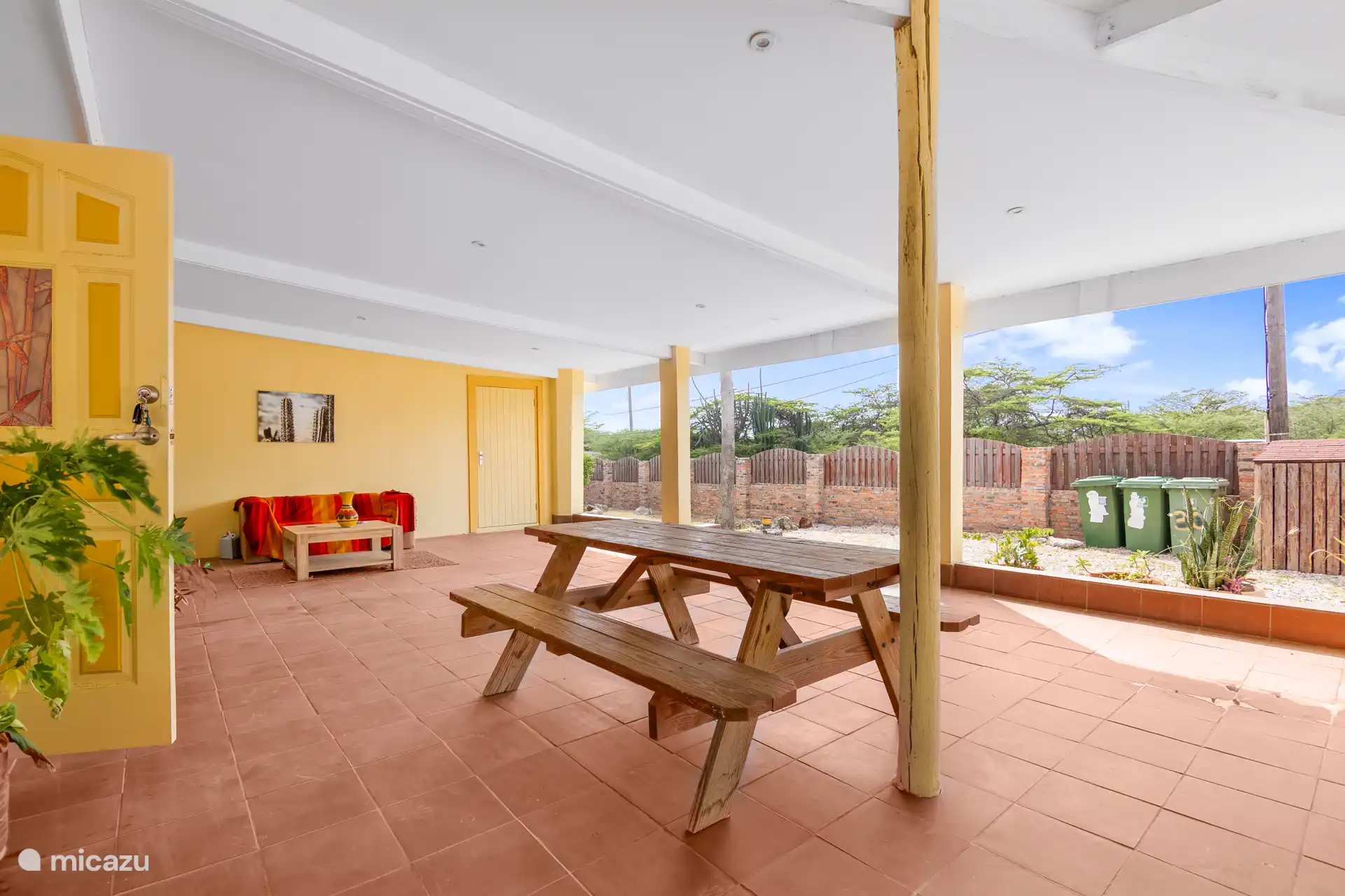 Buiten eten aan de picknicktafel