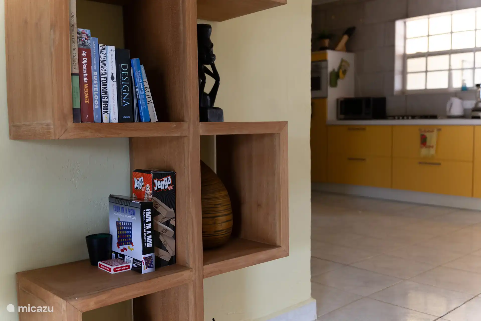 Boeken en spellen in de woonkamer