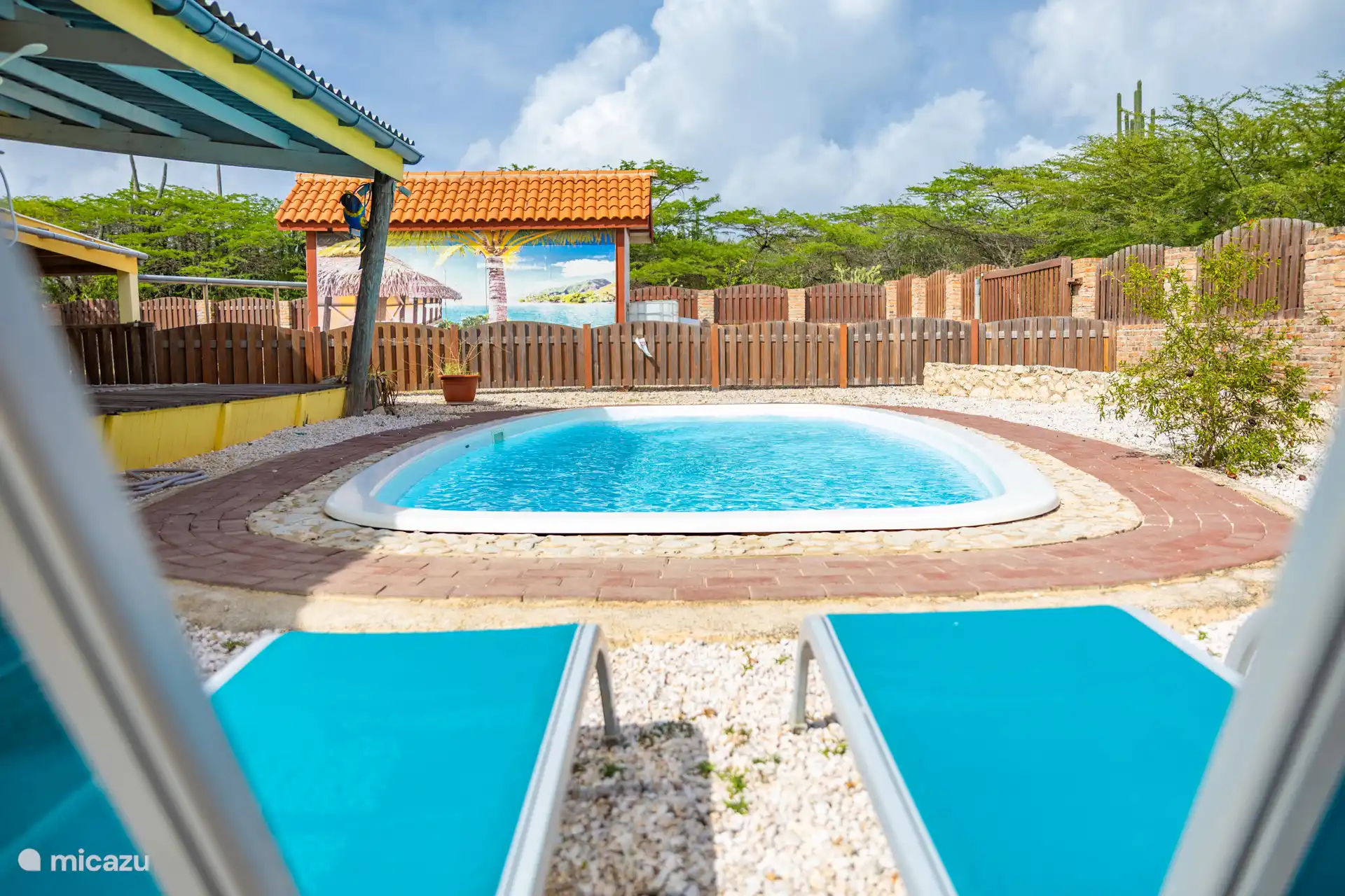 Lekker liggen langs het zwembad