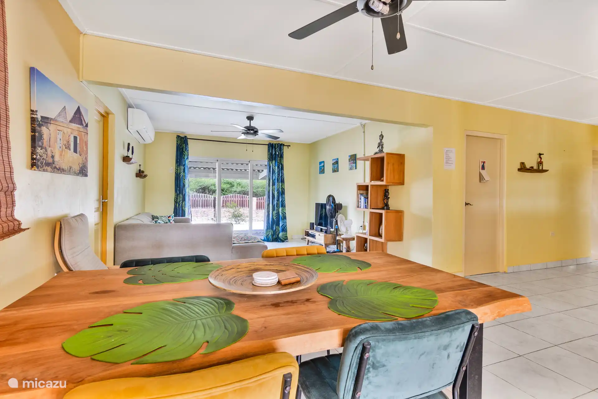 Een grote eettafel met 4 zitplekken