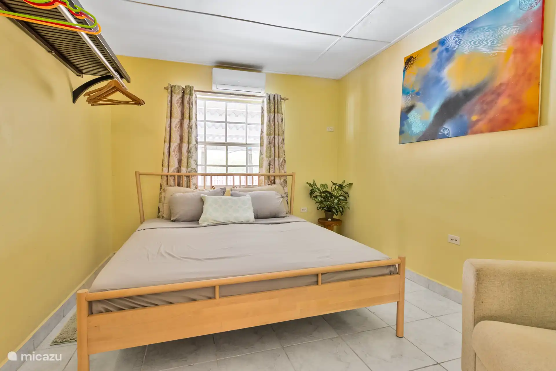 Slaapkamer 1 met tweepersoons bed en airconditioning