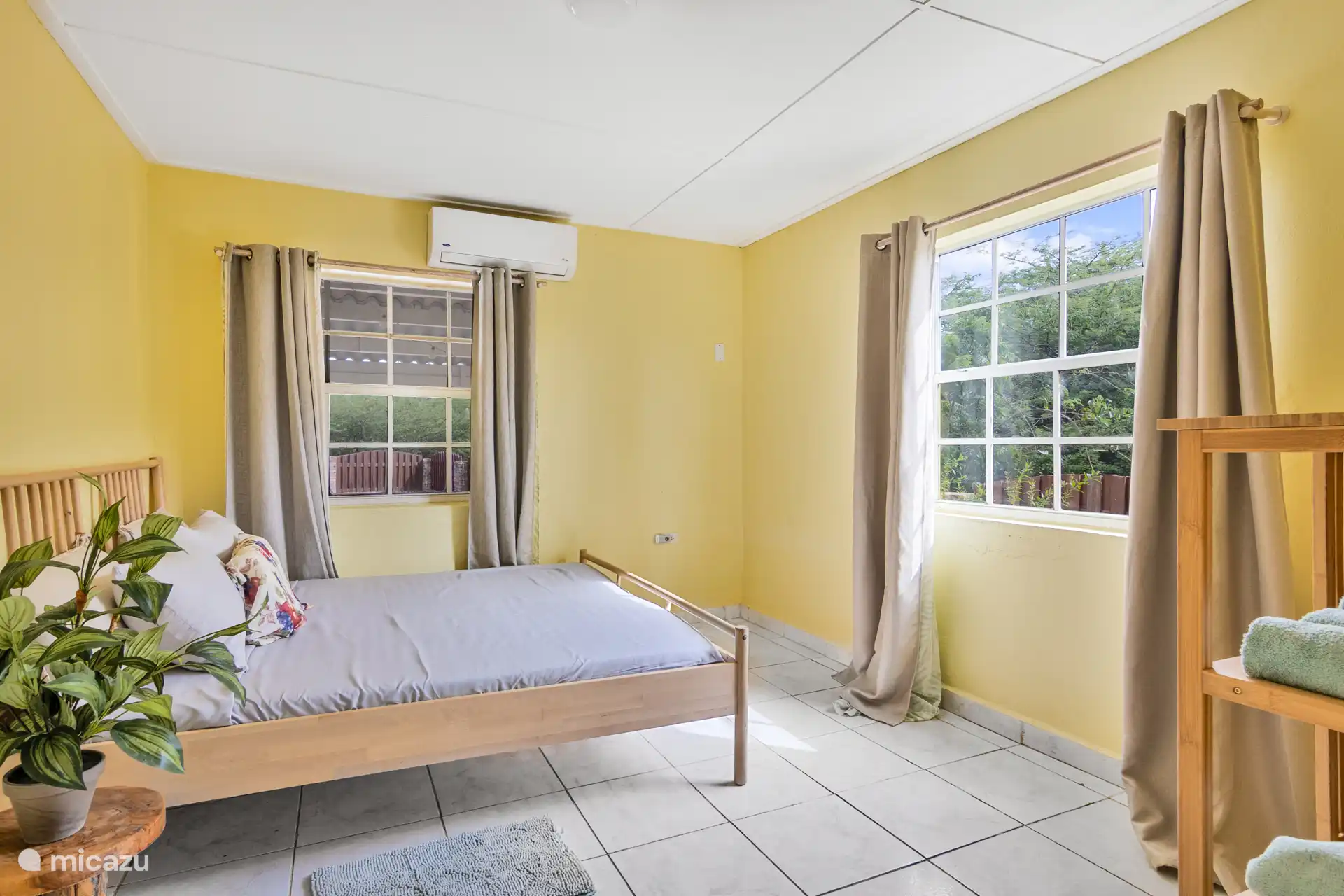 Slaapkamer 2 met tweepersoons bed en airconditioning