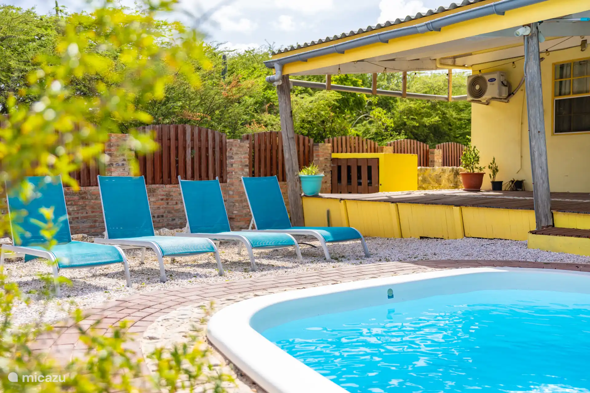 Lekker ontspannen in de achtertuin langs het prive zwembad