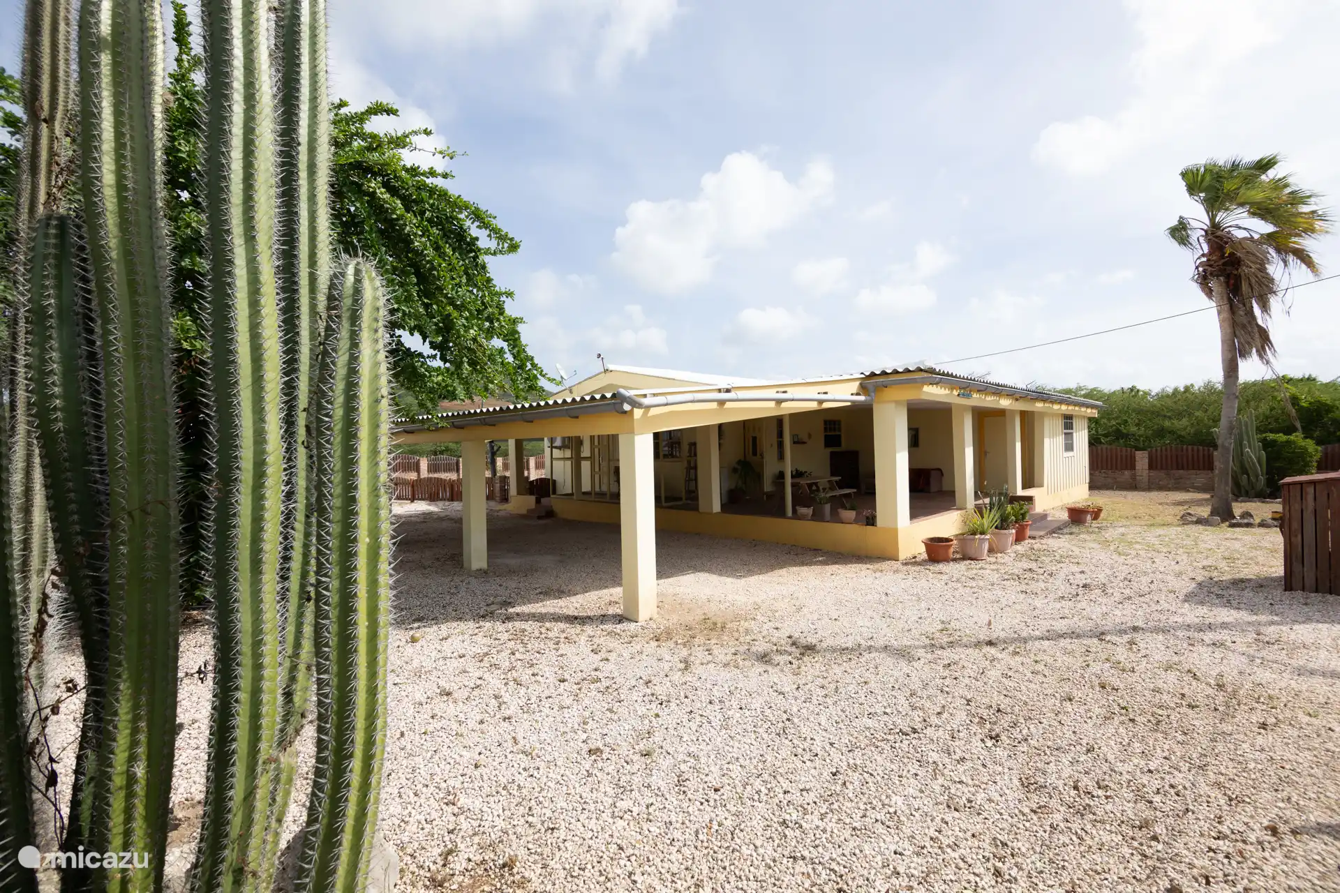 Auto uit de zon parkeren onder de carport