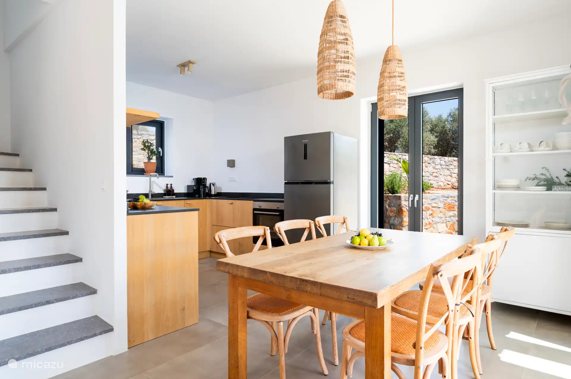 Salle à manger avec cuisine et escaliers menant au 1er étage