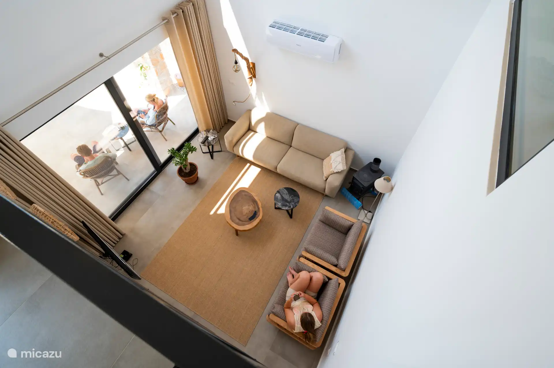 Salon photographié depuis le loft.