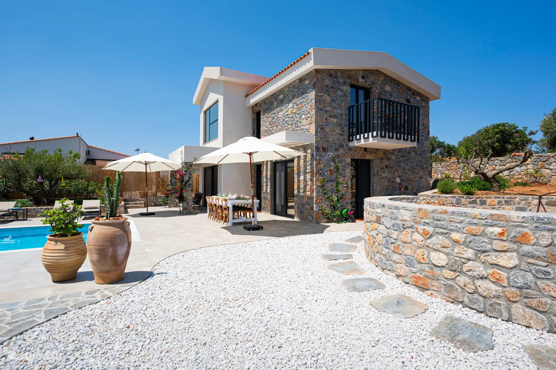 Sur le côté, avec le foyer à droite