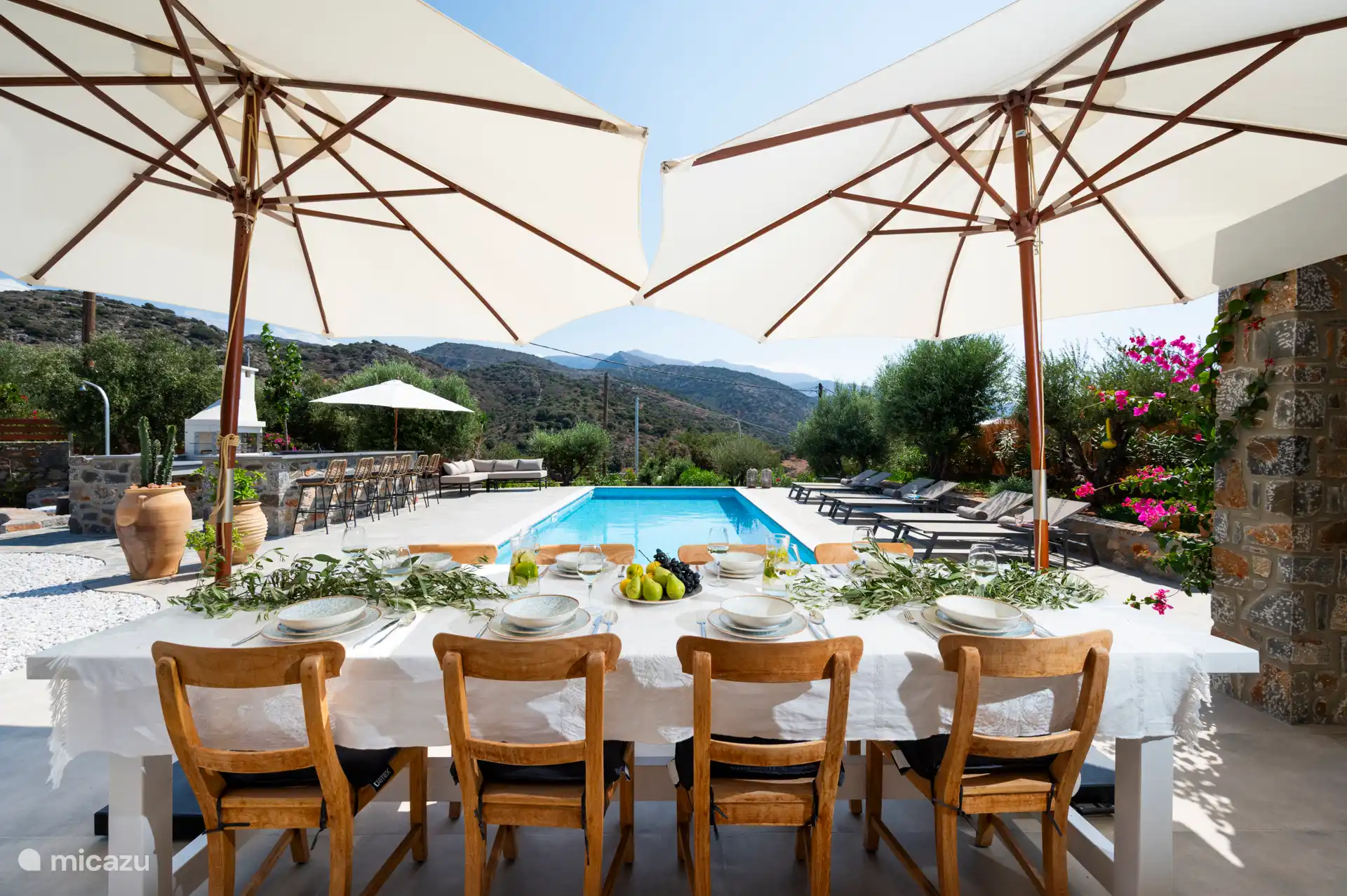 Piscine photographiée depuis la maison. Quelle vue !